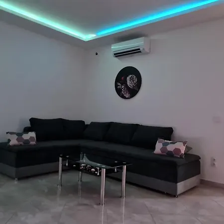 Apartment Luxury Ani Brac S Bazenom I Jacuzzijem