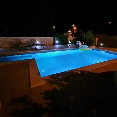Apartment Luxury Ani Brac S Bazenom I Jacuzzijem