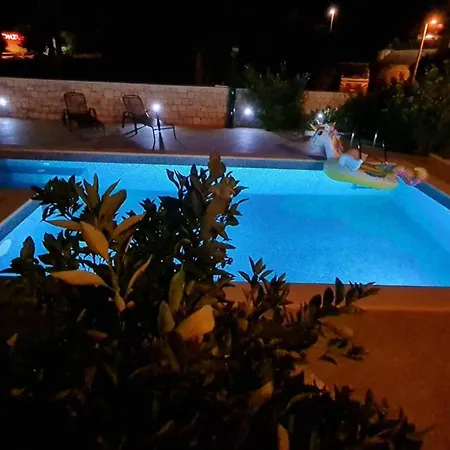 Apartment Luxury Ani Brac S Bazenom I Jacuzzijem