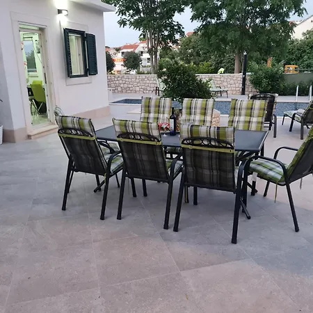 Apartment Luxury Ani Brac S Bazenom I Jacuzzijem